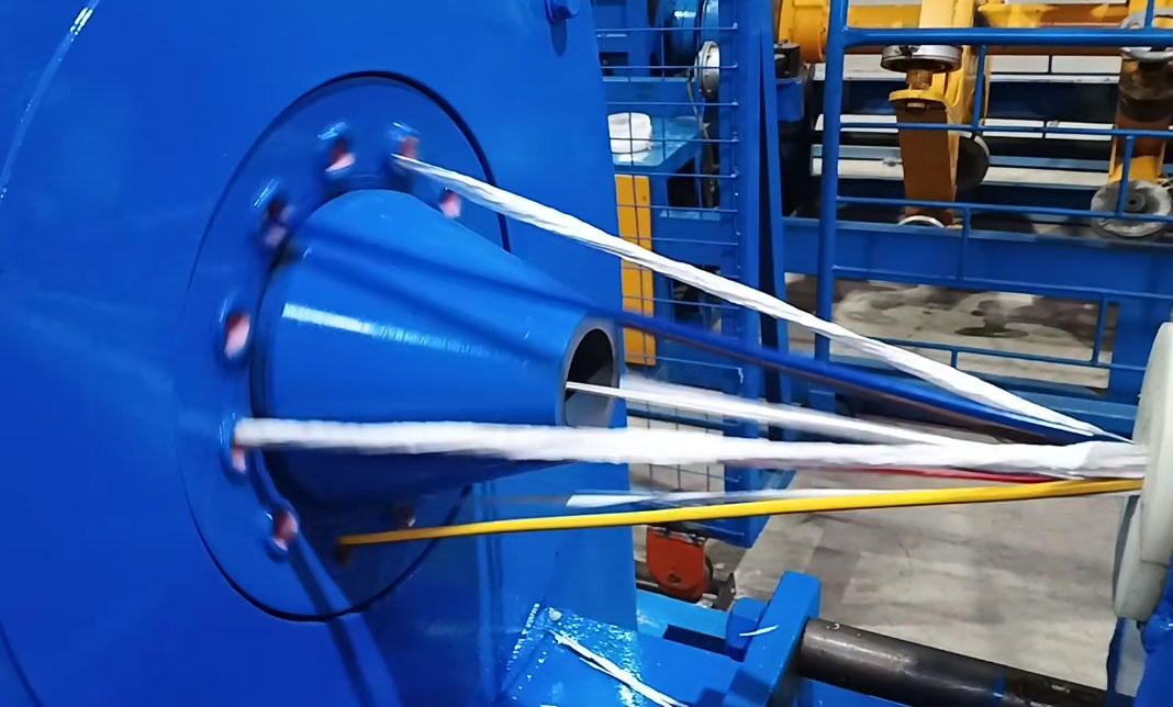 安裝在湖北東聯(lián)航空線纜電器股份有限公司成纜機(jī)CL630-1+6GR型生產(chǎn)現(xiàn)場