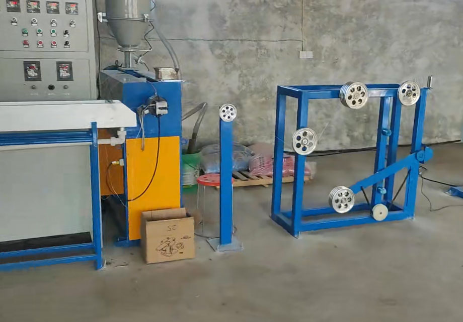 安裝在聊城志深自動化工程有限公司電子線生產機組DX45/630Y型生產現場