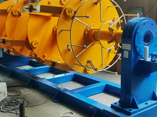 安裝在湖北東聯(lián)航空線纜電器股份有限公司 PLC變頻控制成纜機CL630-1+9GR型