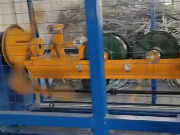 安裝在八月電纜(湖北)有限公司 平盤式鋁銅線合股機LH500P型生產現(xiàn)場